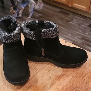 Khombu Black and Gray Winter Boots with Knit Collar